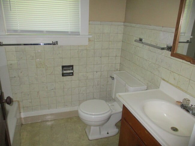 Building Photo - 2 BEDROOM HOME!