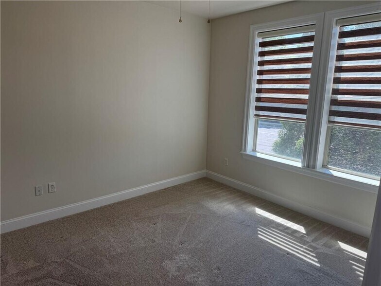 Building Photo - 901 Abernathy Rd NE