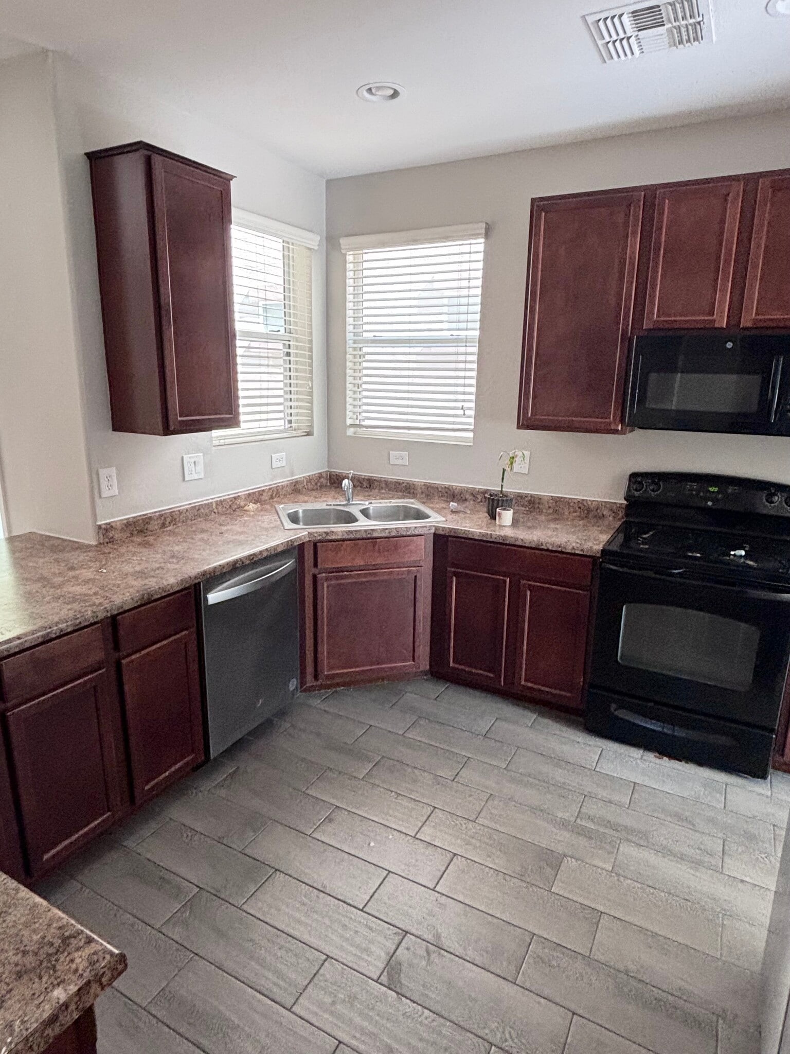 Building Photo - 947 S Utilis Dr