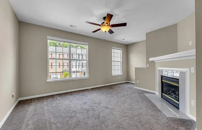 Building Photo - Beautiful 3 bedroom, 3 1/2 bathroom townhome in Tarrant Trace