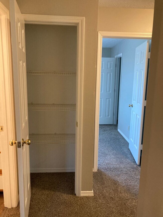 Building Photo - 3 Bedroom, 1.5 bath Home