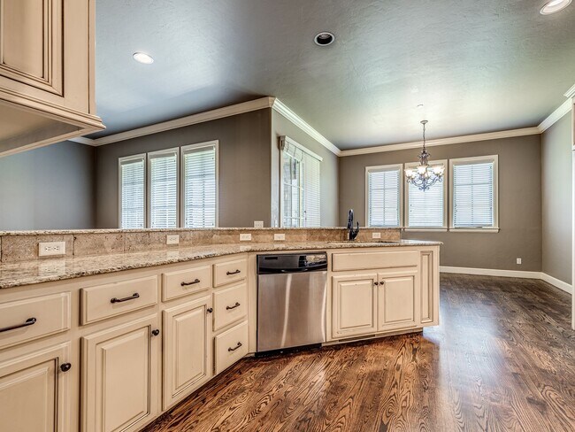 Building Photo - Luxury Edmond Townhome Overlooking Waterfa...