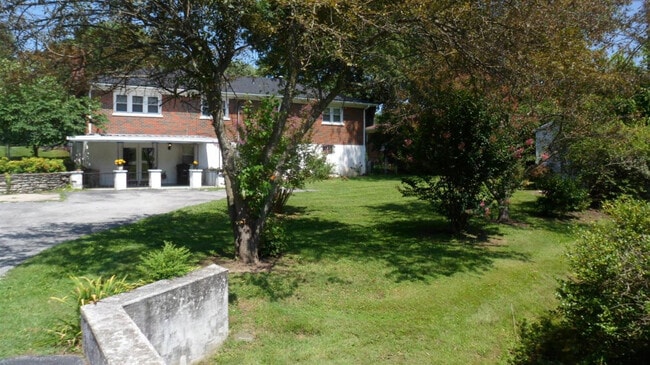 Building Photo - 402 Mohawk Trail
