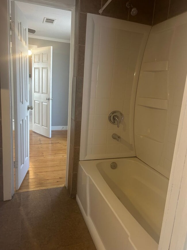 Building Photo - 1009 W 47th St