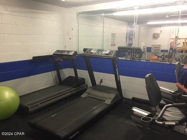 Building Photo - 8817 S Thomas Dr