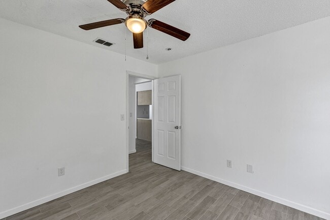 Building Photo - Spacious Remodeled 2-Bedroom Home with Modern Kitchenin Volusia County – Edgewater, FL