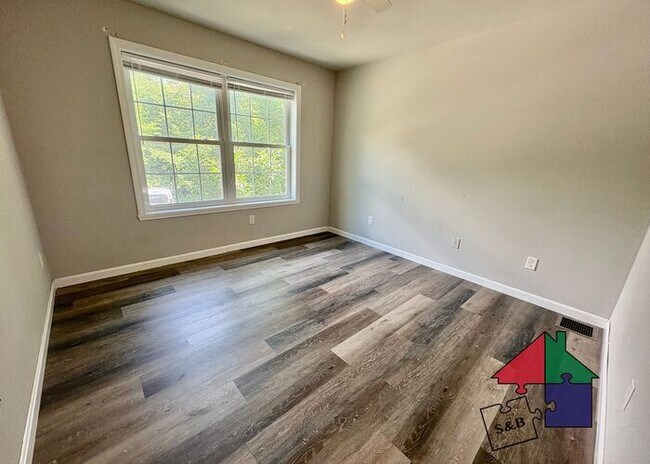 Building Photo - Spacious Milton 3 Bedroom - Pet Friendly!