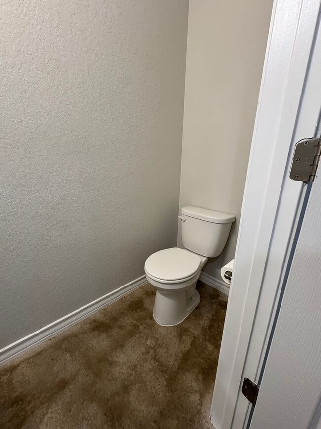 Building Photo - Beautiful town home located on the Northea...