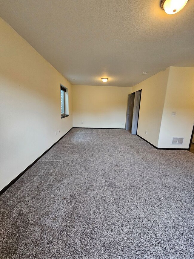 Building Photo - 3 BED | 2.5 BATH | SPLIT-FOYER HOME | DOUB...