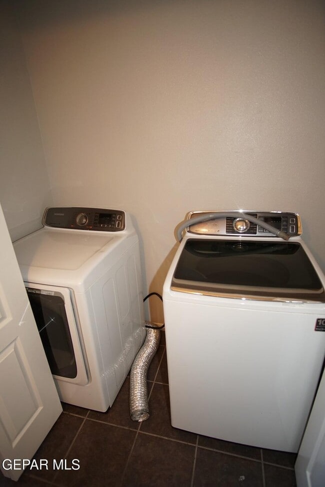 Building Photo - 10002 Cross St