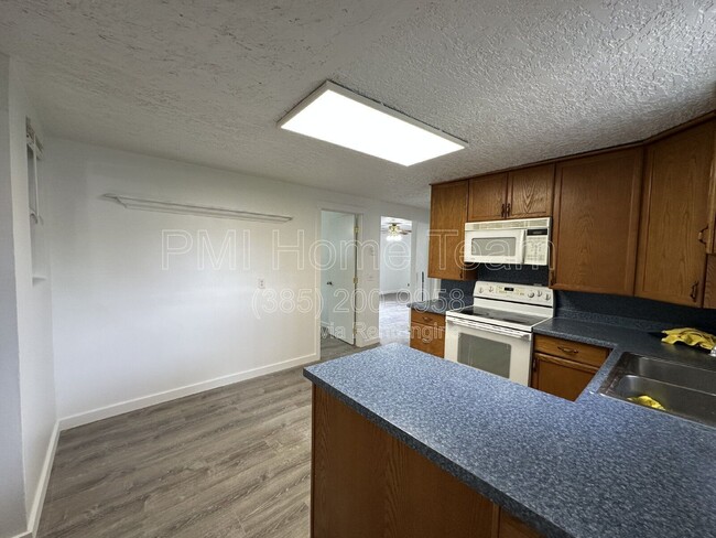 Building Photo - 256 9th St