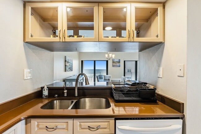 Building Photo - Fully Furnished Beautiful 2 Bedroom Seasca...