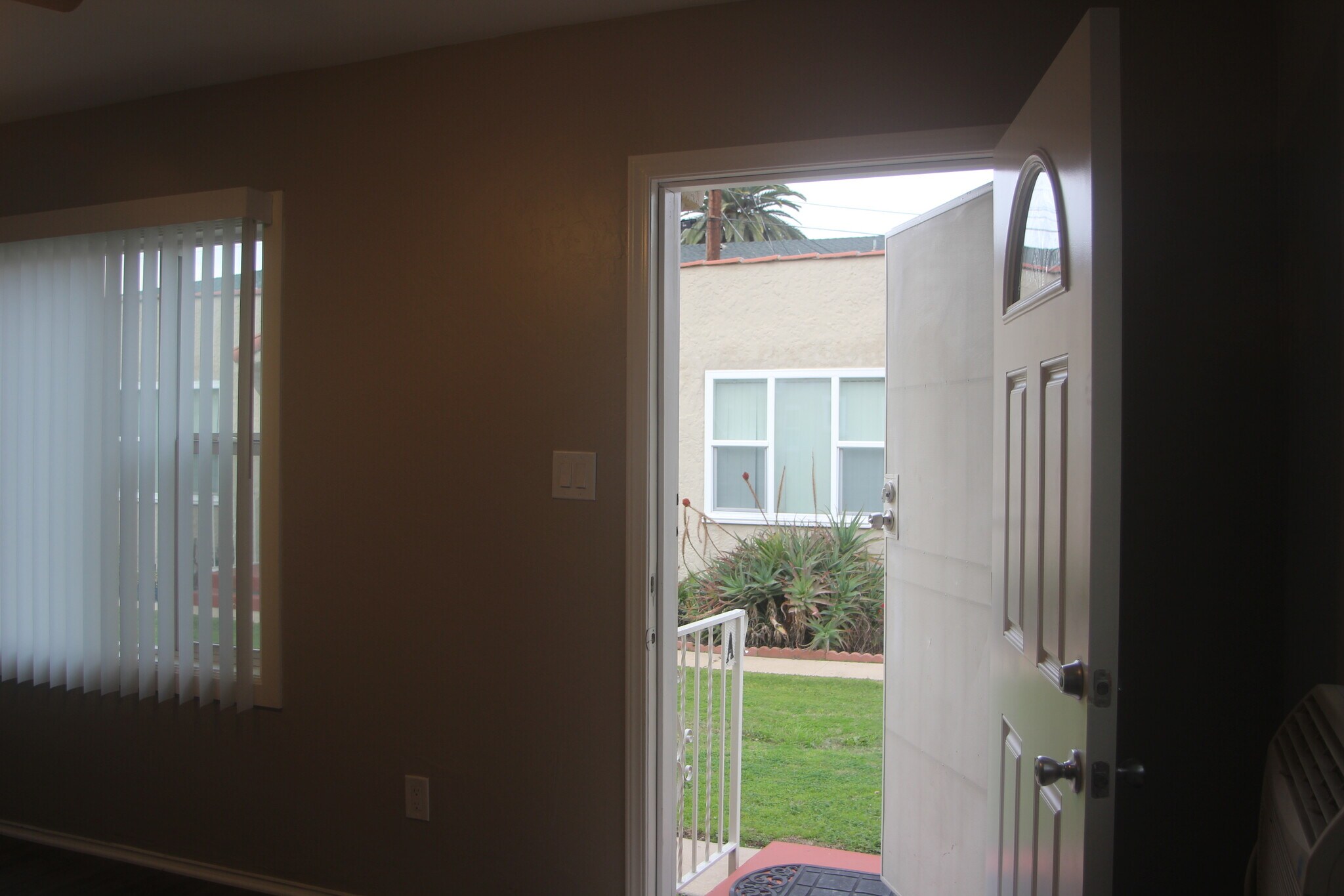 Building Photo - 911 S Marguerita Ave