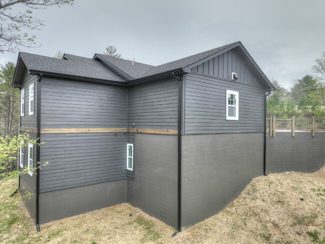 Building Photo - 64 Walnut Dr