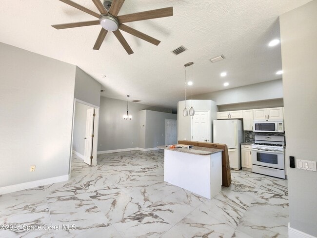 Building Photo - 501 Carmel Dr