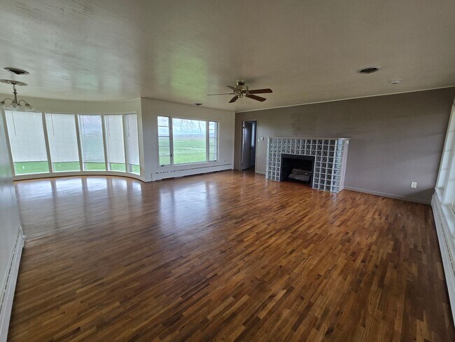 Building Photo - 4 bed, 3 bath house in the country