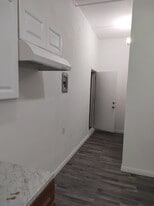 Building Photo - 307 E 81st St