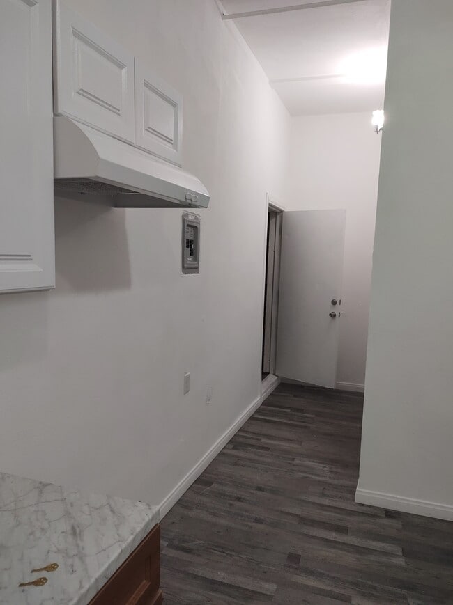 Building Photo - 307 E 81st St