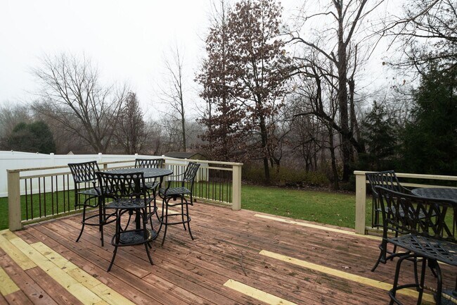 Building Photo - 4 bed 3 bath home in Valparaiso