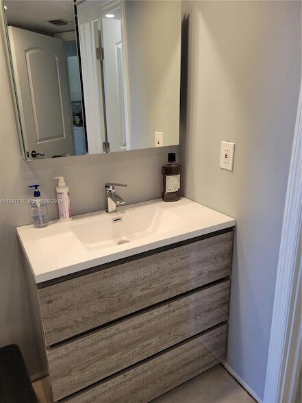 Building Photo - 3401 N Country Club Dr