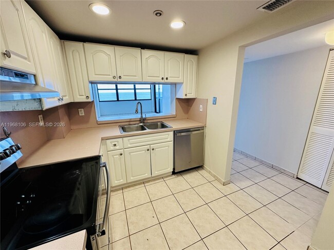 Building Photo - 2555 Collins Ave