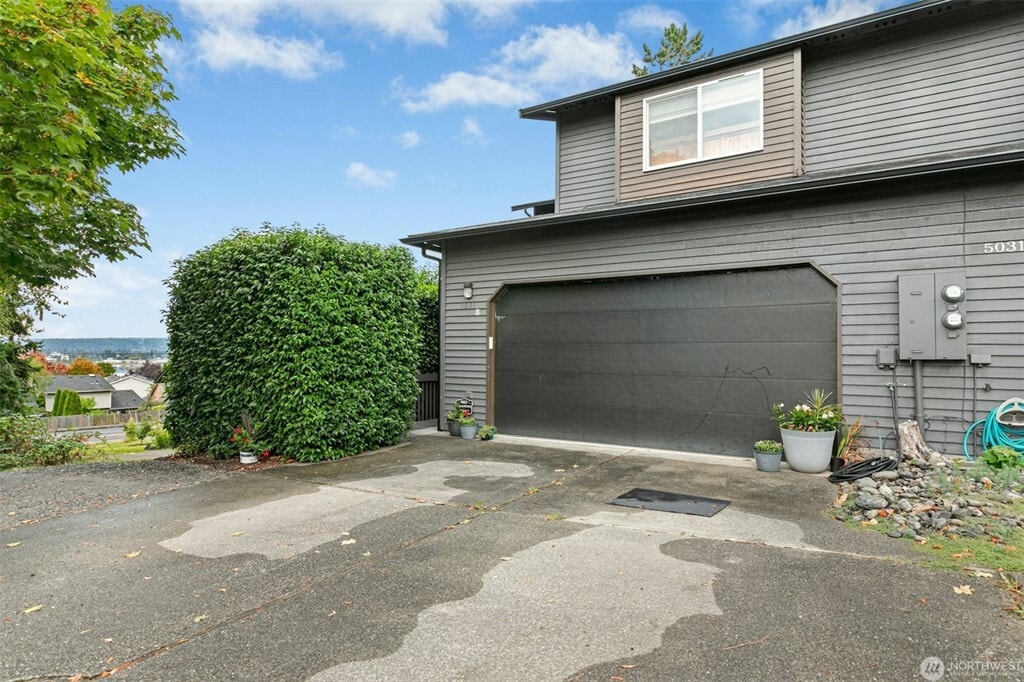 Building Photo - 5031 Sunnyside Blvd