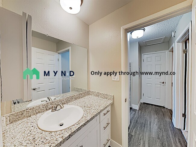 Building Photo - 2 br, 1 bath Apartment - 1025 35th Ave Apt 13
