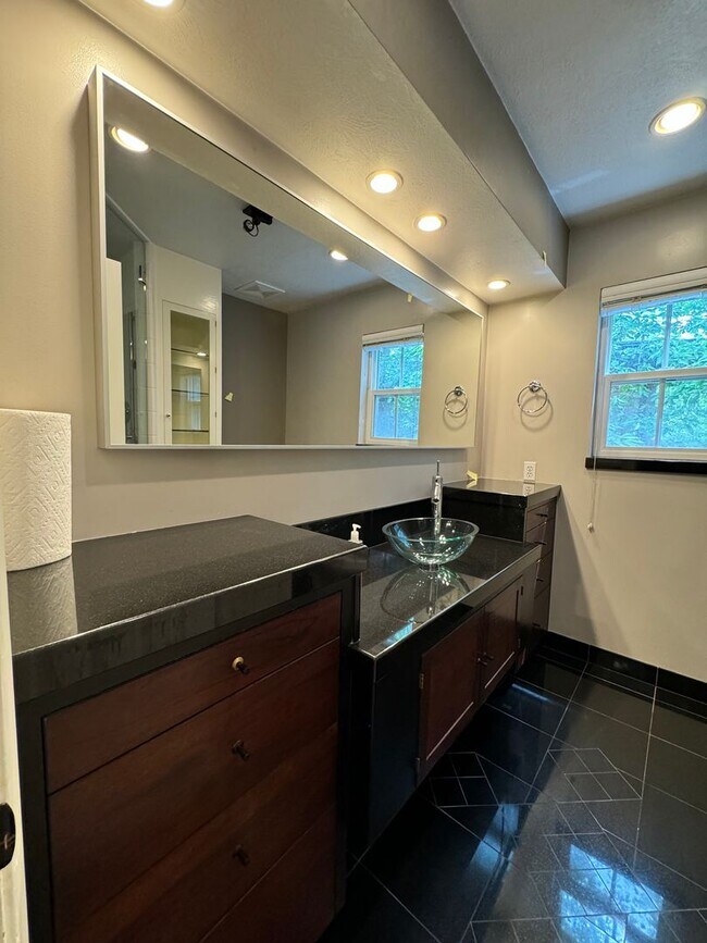 Building Photo - Executive 5-Bedroom Home ten Minutes from the University of Utah and Medical Center!