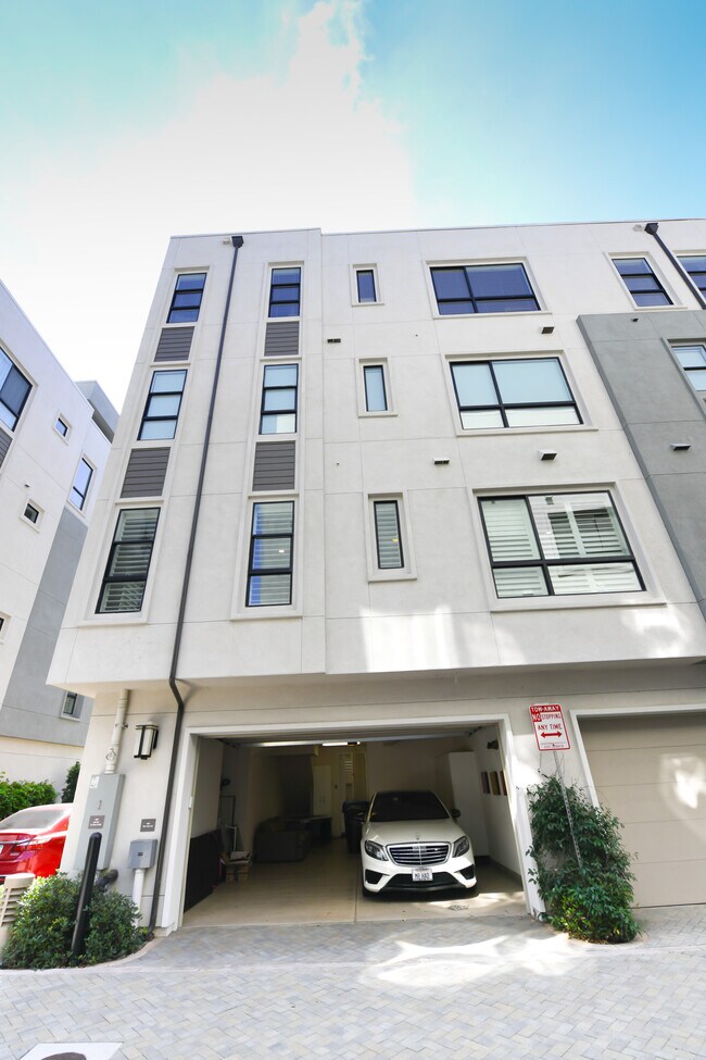 Building Photo - 12775 Bluff Creek Dr