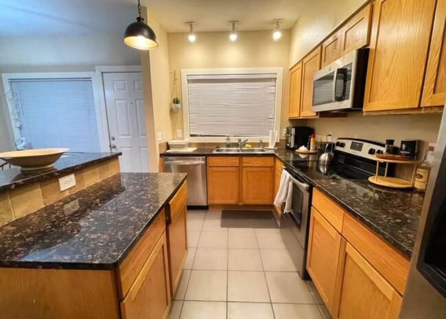 Building Photo - 3 Bed/2.5 Bath Condo Unit -Available Augus...