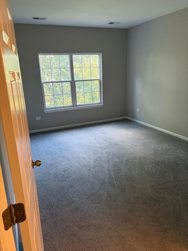 Building Photo - 3243 Stratford Ct