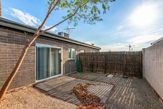 Building Photo - 1722 E Ocotillo Rd