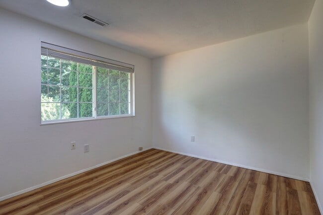 Building Photo - 4-bedroom 2.5 bath on cul-de-sac in Kirkland