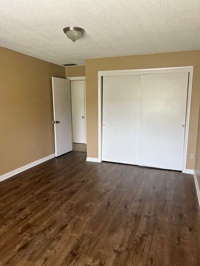 Building Photo - 1/1 Condo in Summit Village Casselberry