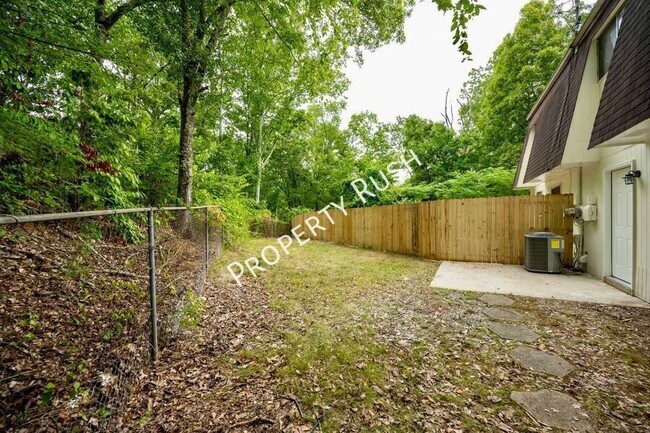 Building Photo - 2323 Green Forest Dr