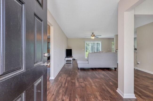 Building Photo - AVAILABLE NOW! (Pet Friendly)