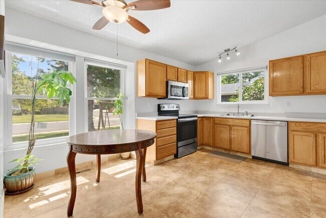 Building Photo - Charming 3BR 2 BA w/ Attached Garage in Centennial! Owner is offering 50% off one month's rent!