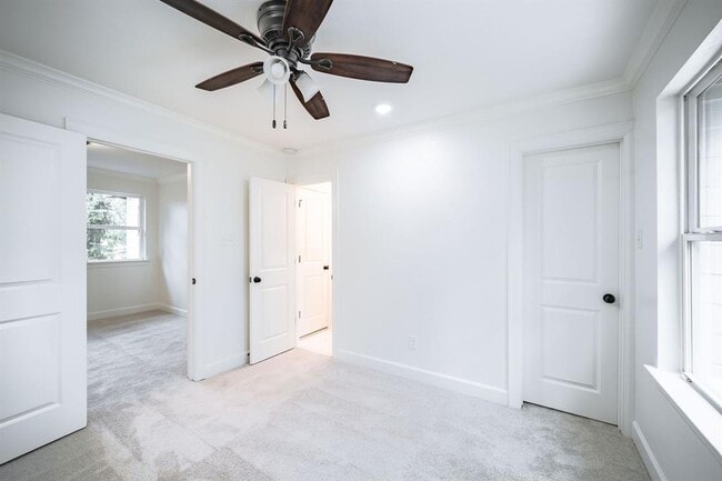 Building Photo - 10038 Westview Dr