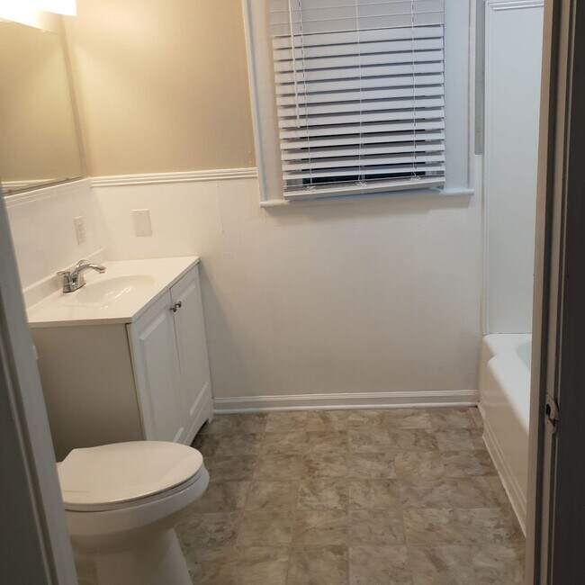 Building Photo - AVAILABLE TO SHOW!