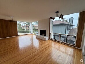 Building Photo - Charming Meets Modern – Renovated 2 Bed / ...
