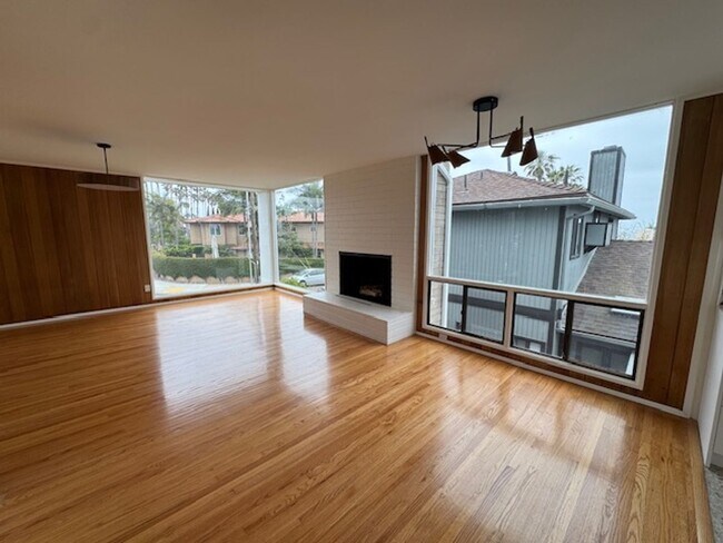 Primary Photo - Charming Meets Modern – Renovated 2 Bed / ...