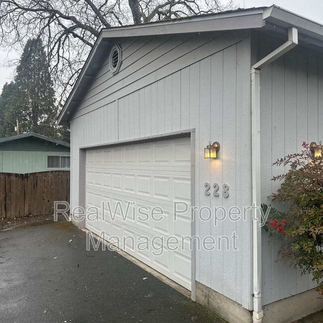 Primary Photo - 228 SW Westholm Ave