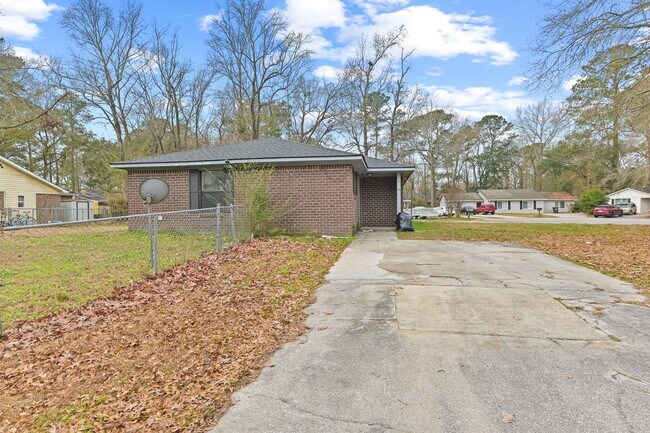 Building Photo - 165 Hummingbird Ave