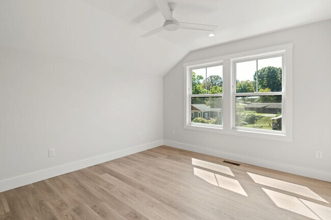 Building Photo - Modern Two-Story Home in West Asheville!