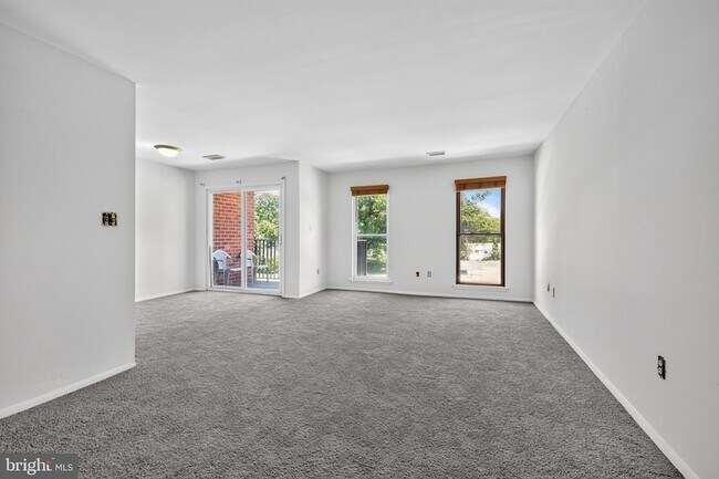 Building Photo - 1001 White Oak Rd