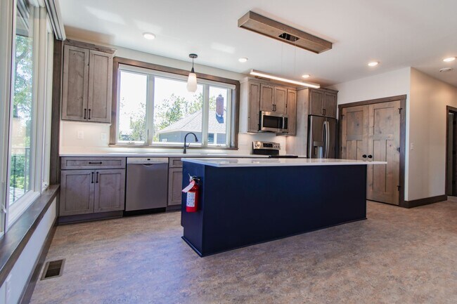 Building Photo - AVAILABLE AUGUST - Beautifully Renovated 2 bed/1bath Home on PARK POINT