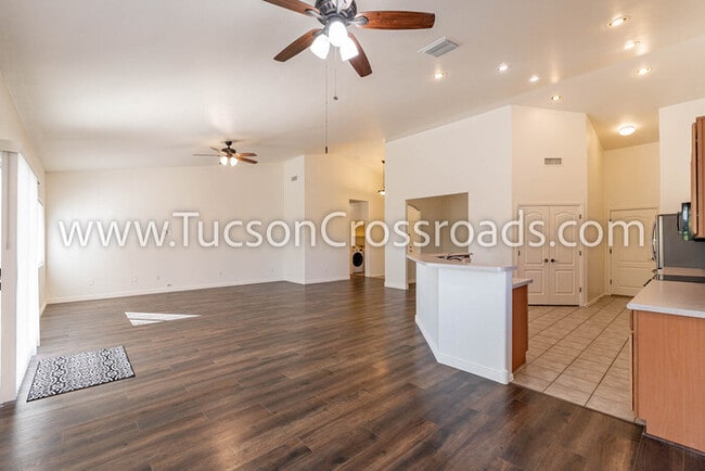Building Photo - 4 Bedroom / 2 Bathroom Home