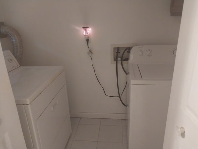 Building Photo - 12 Carter Ln