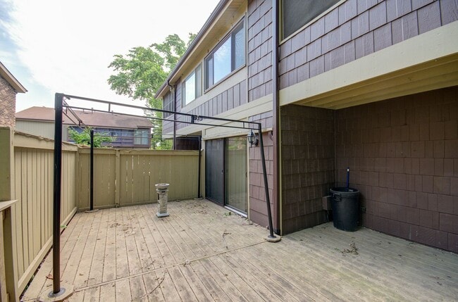 Building Photo - 2bd 1.5 ba 2 story townhome Palos Hills