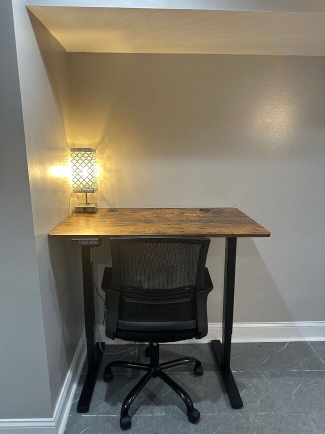 Building Photo - Fully Furnished! Spacious Rooms! Modern De...